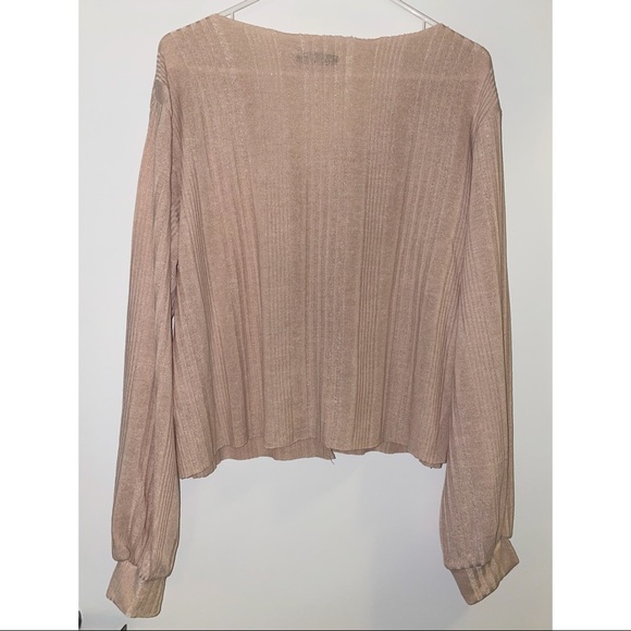 Slightly cropped, v neck shirt - Picture 2 of 3